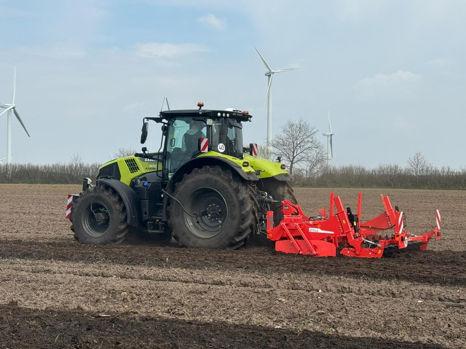 Maschio Attila im Einsatz mit einem Claas Axion 870