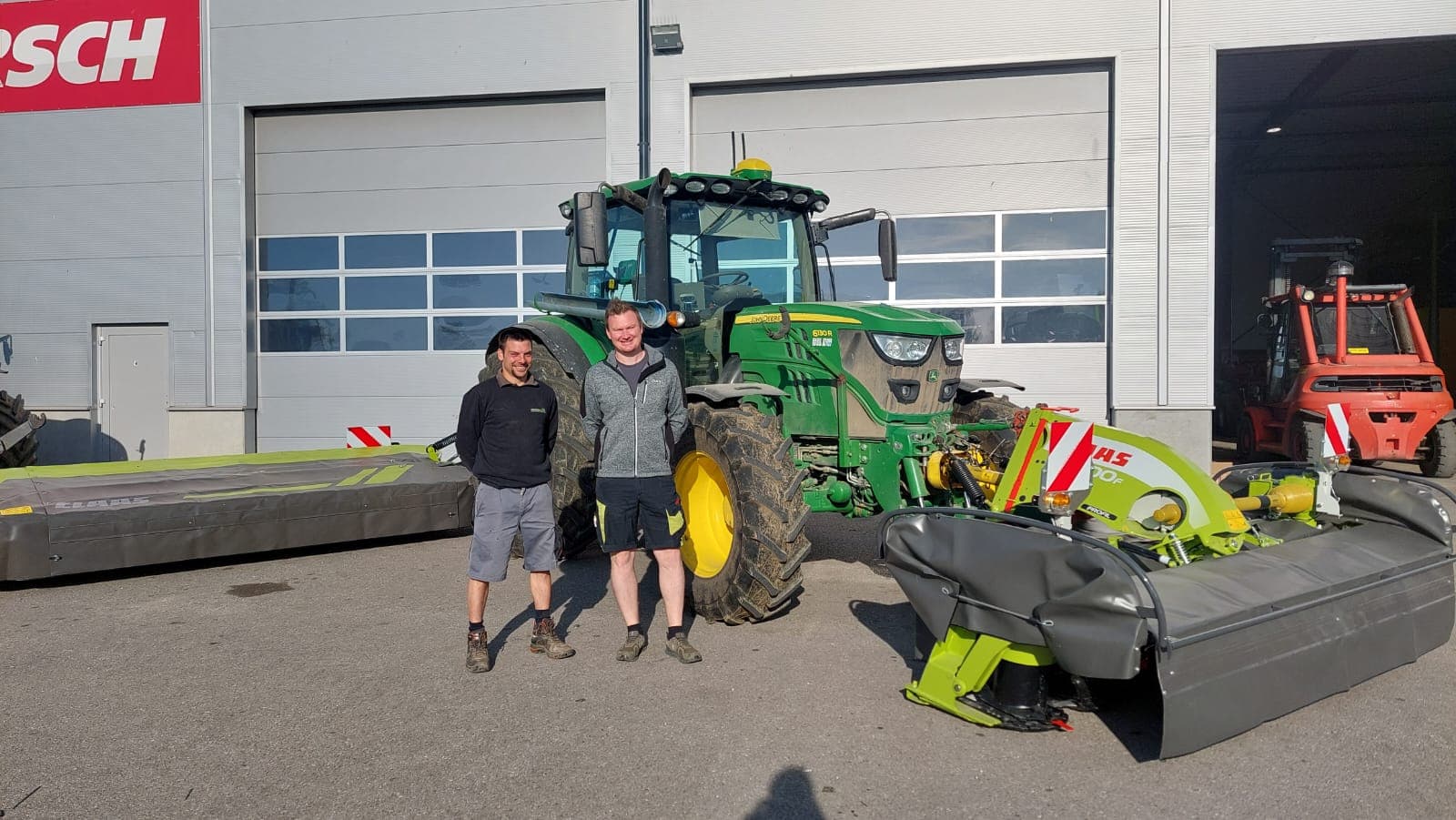 persönliche Übergabe bei Landtechnik Schuster an Schachl Agrar CLAAS Disco