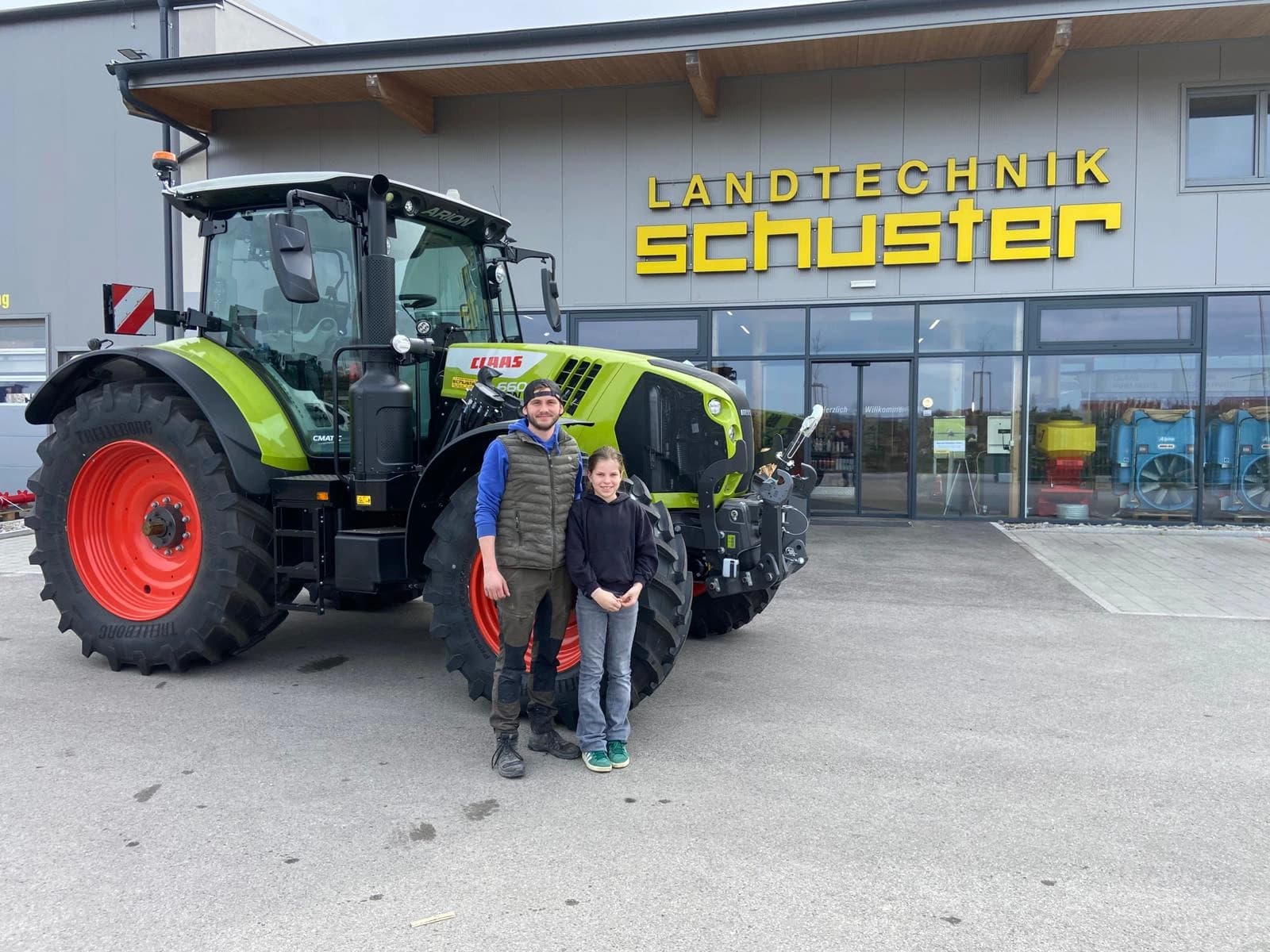 Die Übergabe ans Weingut Bauer deren neuen CLAAS Arion 660 von Landtechnik Schuster.