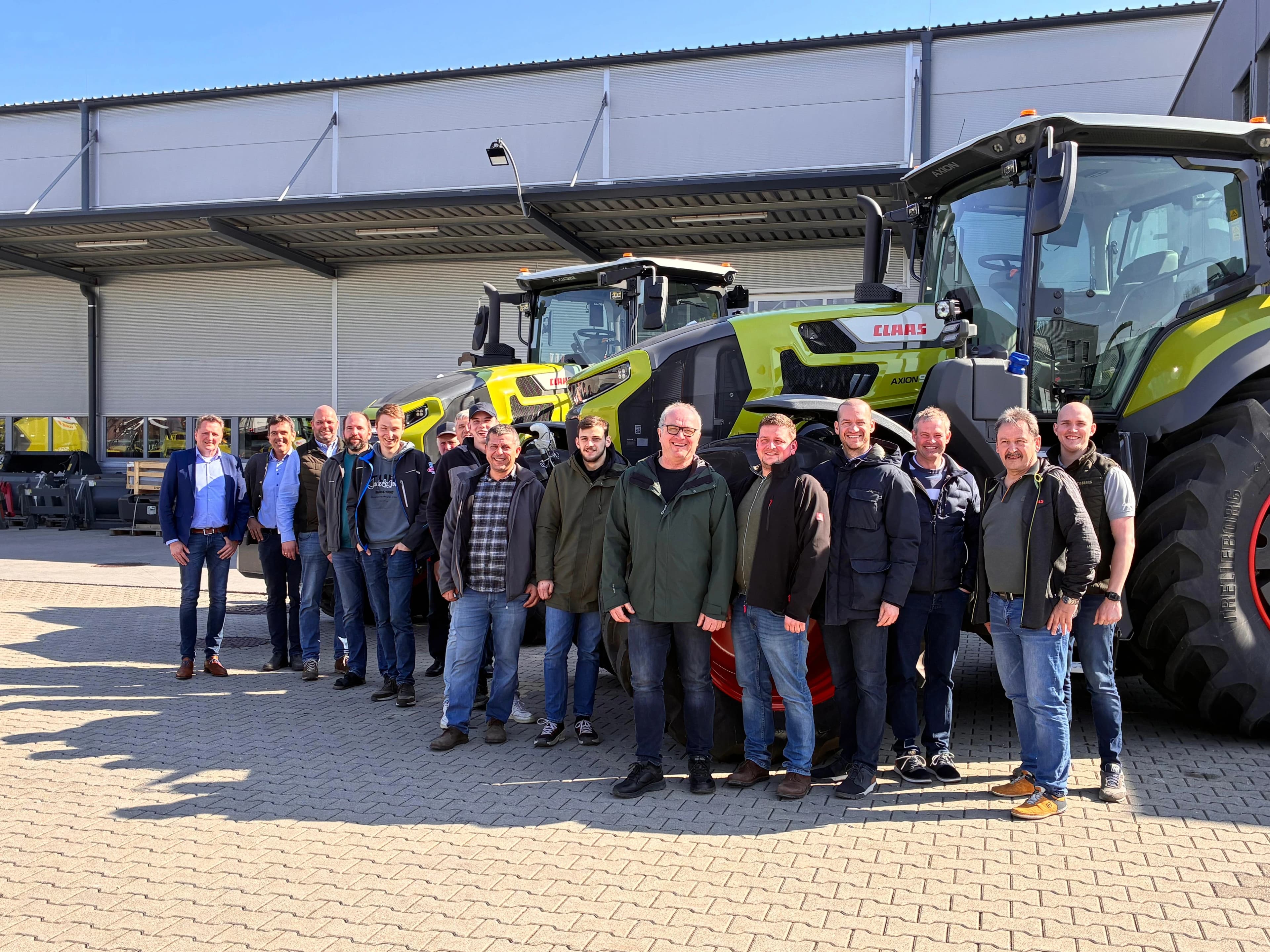 Agrarservice Grafenegg bei der exklusiven Neuvorstellung des CLAAS AXION in Spillern, das Team live vor Ort und begeistert vom neuen AXION 9.450 und dem TERRA TRAC Modell.
